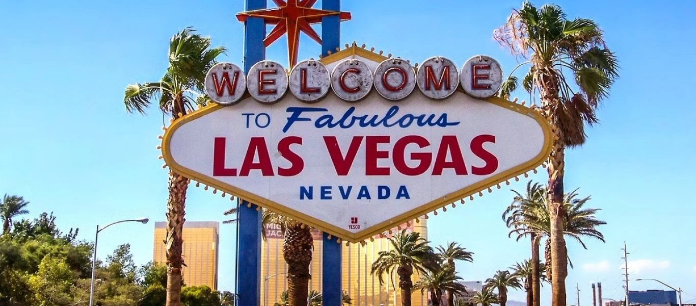 Τρομερός τύπος: Μπήκε σε κατάστημα φόρτωσε στον ώμο του έναν τεράστιο... φαλλό και έφυγε (φώτο - βίντεο)